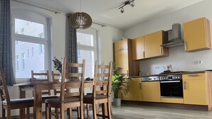Eine moderne Küche mit Holzausstattung und einem eingebauten Backofen.