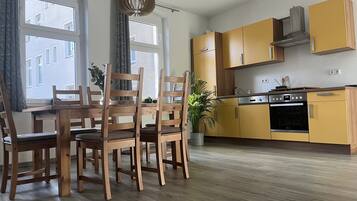Fridge, oven, stovetop, dishwasher