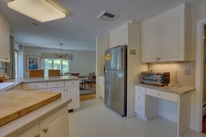 Frigorífico, microondas, placa de cocina y cafetera o tetera