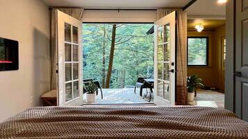 2 soverom, skrivebord, strykejern/-brett og reiseseng for barn