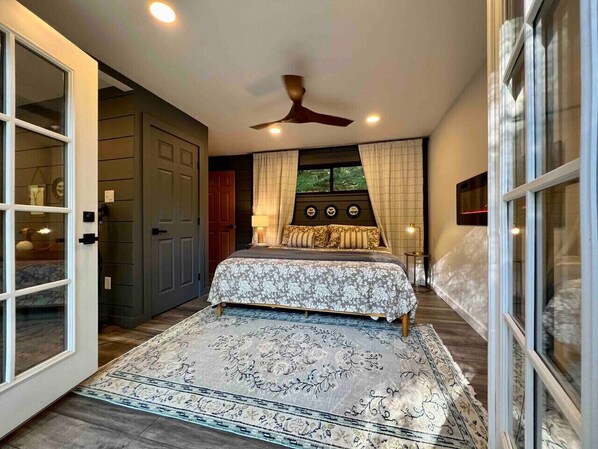 1 bedroom, desk, travel crib, WiFi
