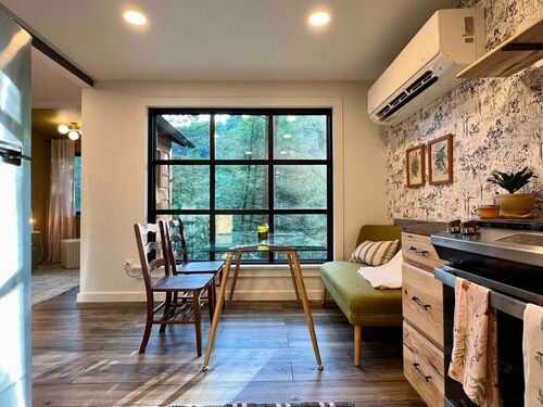 Gwen`s Cottage at Water`s Edge