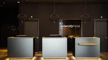 Un área de recepción con tres mostradores, cada uno con luz integrada y superficie plana.