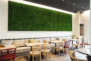 Café da manhã com buffet todos os dias (EUR 19.5 por pessoa)