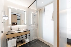 Shower, rainfall showerhead, free toiletries, hair dryer - Intercityhotel Breda (Breda)