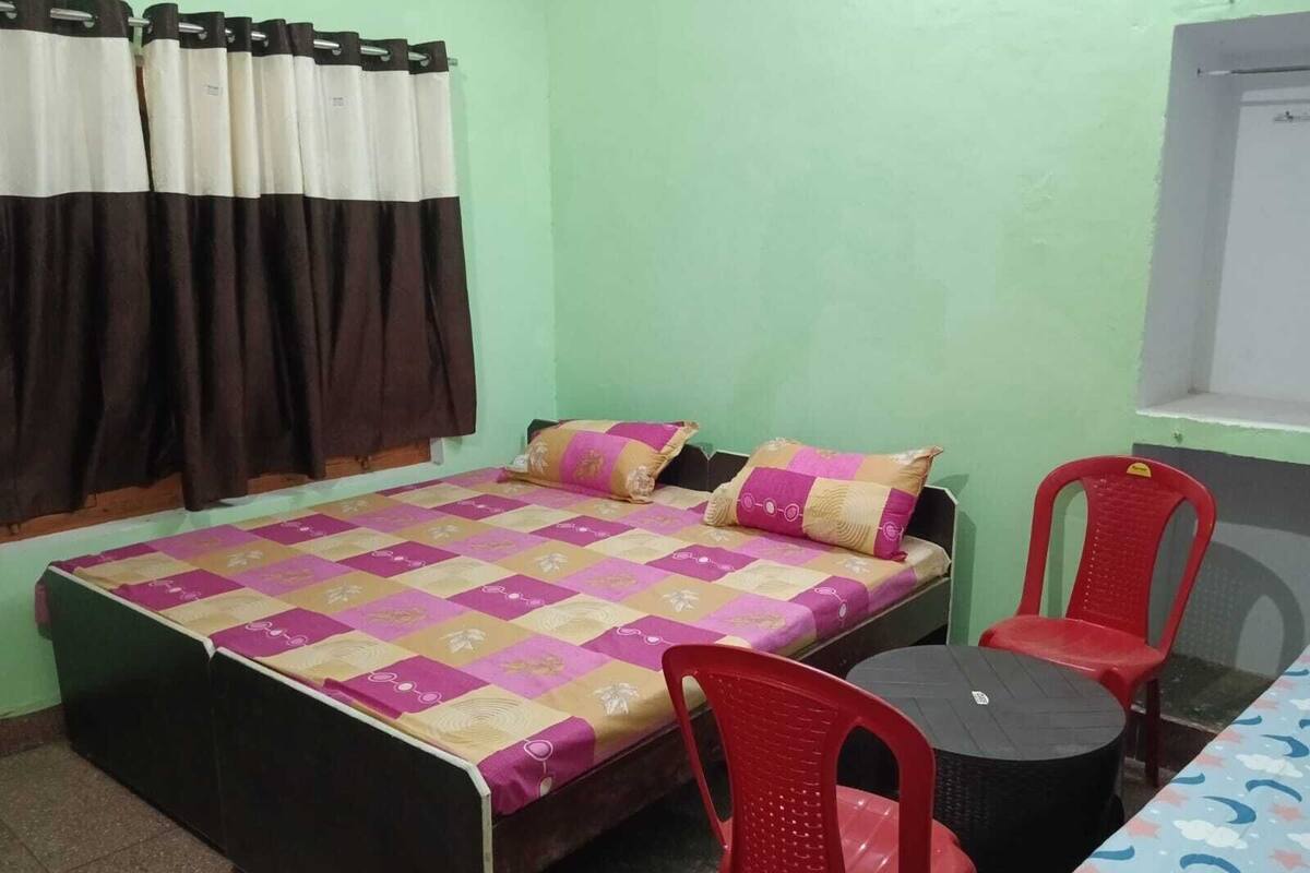 Room | Desk, soundproofing, free WiFi