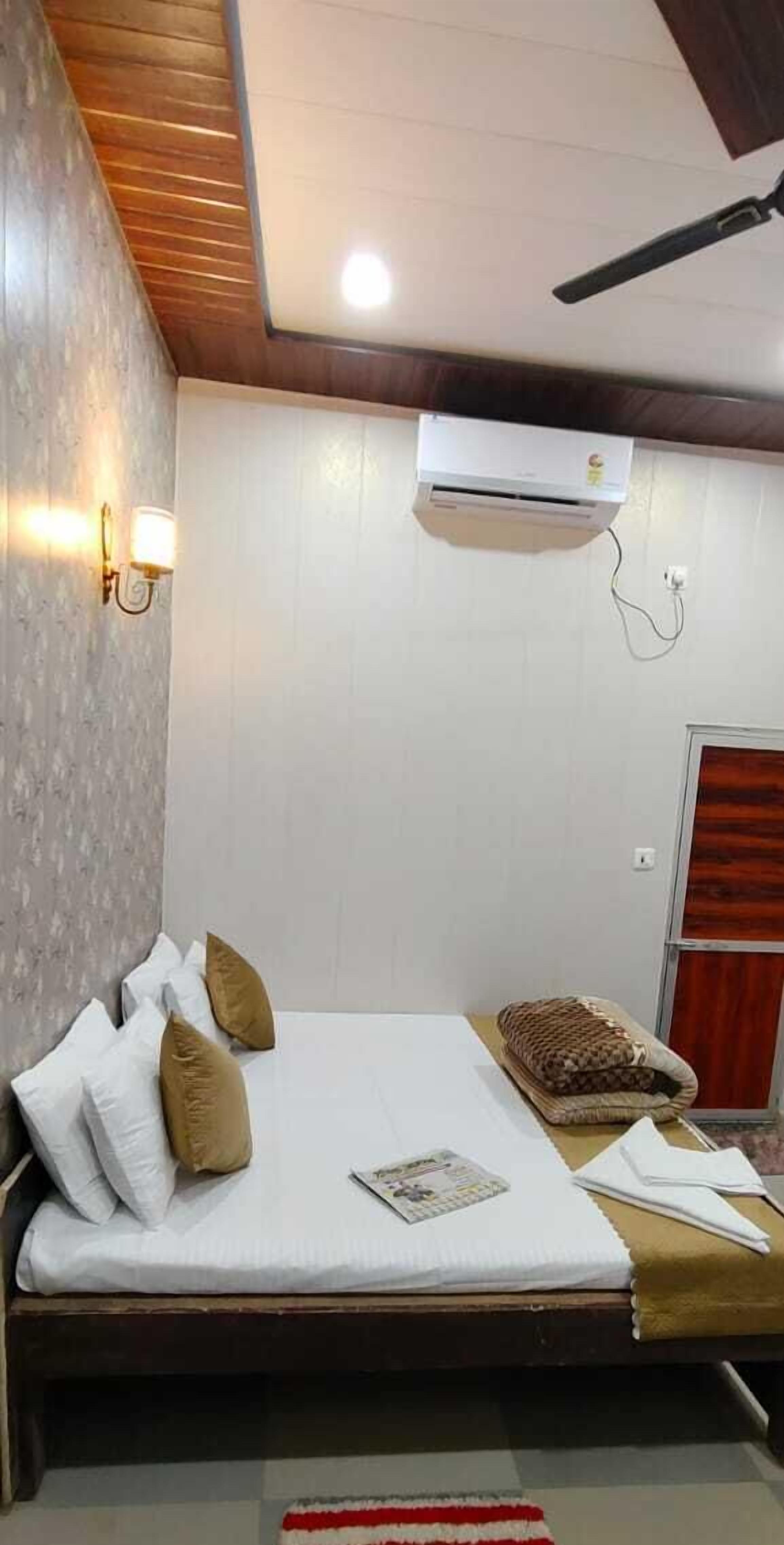 Desk, soundproofing, free WiFi