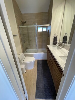 Handtücher, Seife, Shampoo, Toilettenpapier