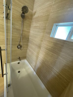 Handtücher, Seife, Shampoo, Toilettenpapier