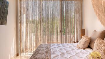 1 habitación, cortinas blackout y tabla de planchar con plancha