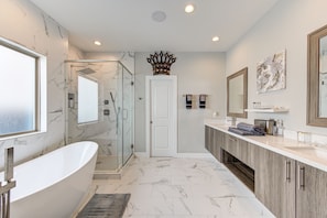 Shower, hair dryer, towels, soap - Luxury Townhouse in Greater Fifth Ward! (Houston)