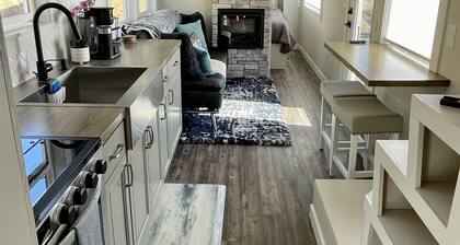Delightful Tiny Home w/ indoor Fire Place