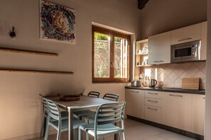 Een koelkast, een kookplaat, een vaatwasser