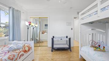 4 Schlafzimmer, Bügeleisen/Bügelbrett, Reisekinderbett, kostenloses WLAN