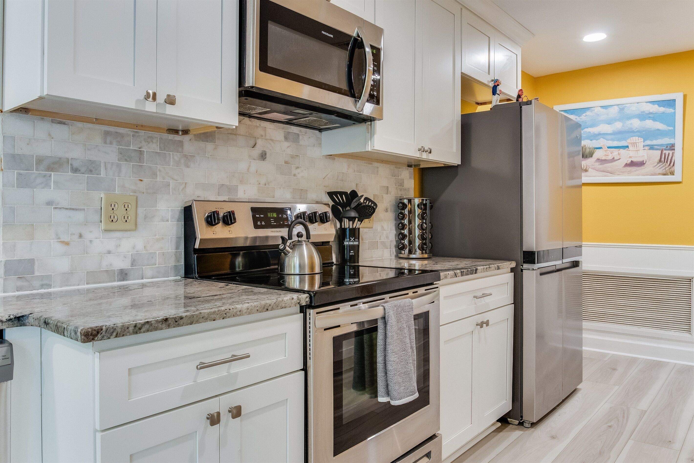 Geladeira, micro-ondas, fogão, cooktop