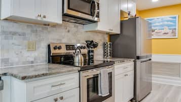 Geladeira, micro-ondas, fogão, cooktop