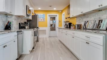 KĂŒhlschrank, Mikrowelle, Ofen, Herdplatte