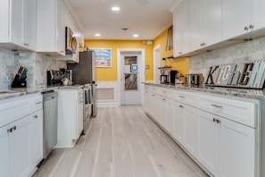 Køleskab, mikrobølgeovn, ovn, kogeplade