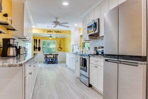 Kylskåp, mikrovågsugn, ugn och spishäll