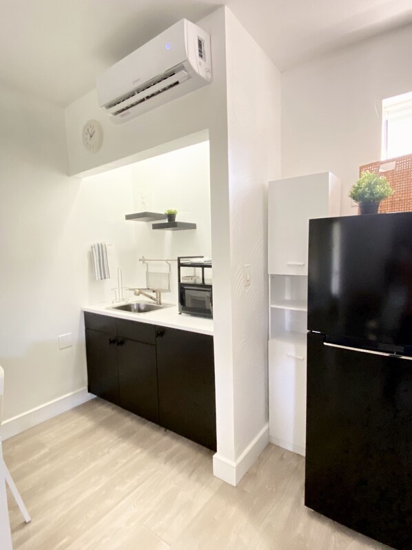 Réfrigérateur, micro-ondes, cafetière/bouilloire, bouilloire électrique