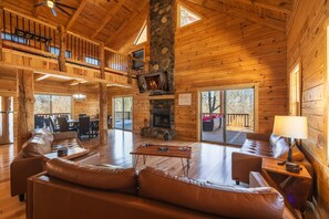 Una Smart TV, una chimenea, videojuegos