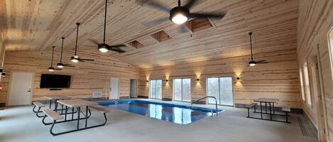 Alberca techada y alberca climatizada