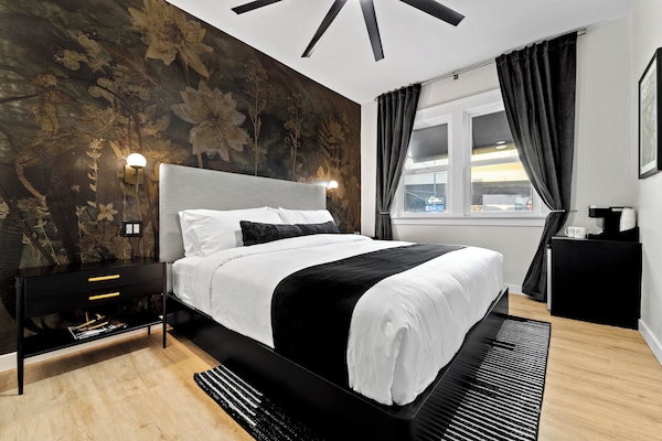 Economy Room, 1 King Bed, Shared Bathroom
