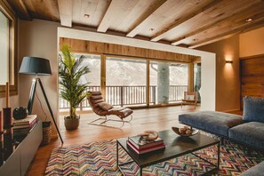 Una Smart TV, una chimenea, libros, un reproductor estéreo