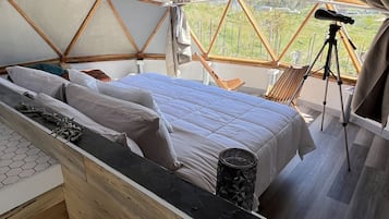1 bedroom, Egyptian cotton sheets, premium bedding, down comforters