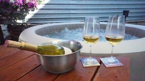 A hot tub with two glasses of white wine on a wooden table. - Santerra, Guadalupe Valley (Valle de Guadalupe)