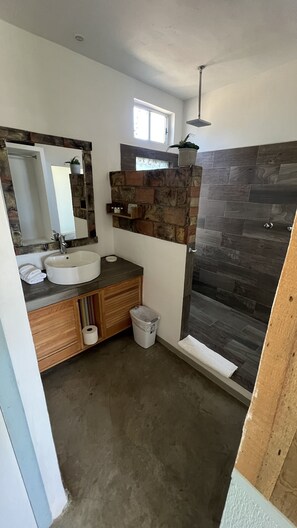 Douche, douche à « effet pluie », articles de toilette gratuits