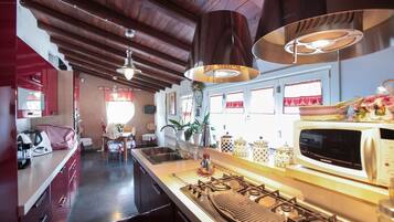 Kühlschrank, Mikrowelle, Ofen, Herdplatte