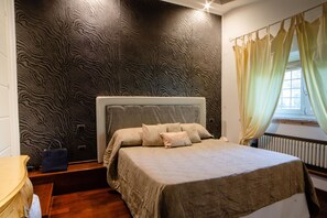 4 habitaciones, tabla de planchar con plancha y cuna de viaje 