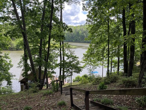 Lake Vista Retreat 
5 Bedrooms 3.5 baths