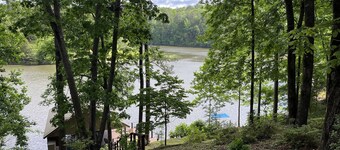 Lake Vista Retreat 
5 Bedrooms 3.5 baths