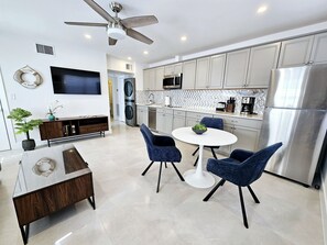 Kühlschrank, Mikrowelle, Herdplatte, Geschirrspüler