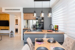 Réfrigérateur, four à micro-ondes, surface de cuisson, lave-vaisselle