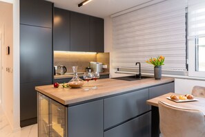 Fridge, microwave, stovetop, dishwasher - Beach Villa Valentina Apartment V (Okrug Gornji)