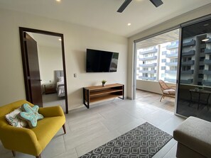 2 bedrooms, iron/ironing board, WiFi, bed sheets - Brand new 2 Bedroom Condo With City Skyline Views From the Rooftop (Cancún)