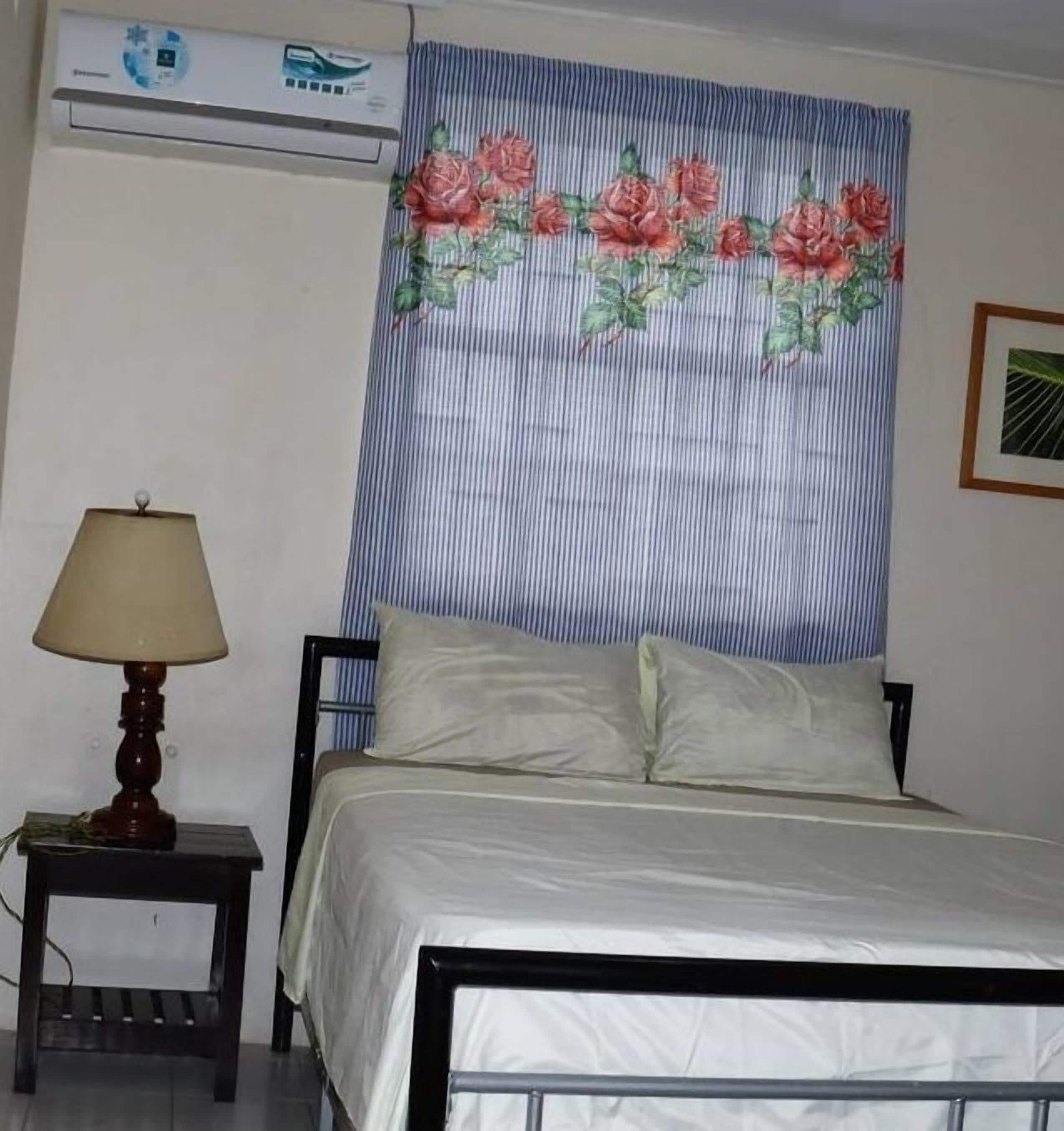 3 habitaciones, tabla de planchar con plancha, wifi y ropa de cama 