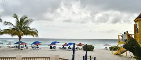 På stranden