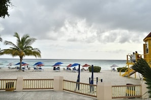 På stranden