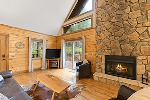 Smart TV, fireplace - Cozy Log Cabin in Hocking Hills! Hot Tub! Pool Table! Pet Friendly! (Laurelville)