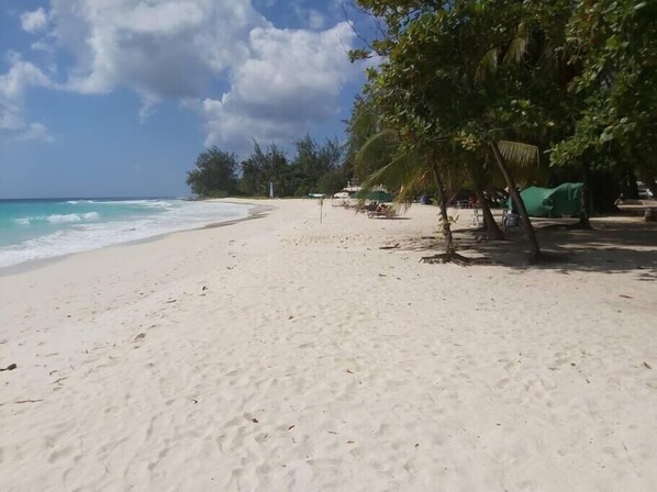 On the beach - Ocean View Apartment A with AC (Oistins)