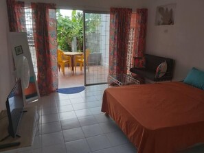 1 bedroom, iron/ironing board, WiFi, bed sheets - Ocean View Apartment A with AC (Oistins)