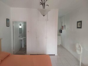 1 bedroom, iron/ironing board, WiFi, bed sheets - Ocean View Apartment A with AC (Oistins)