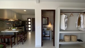 A modern apartment with a kitchen, dining area, and a walk-in closet. - Zenhousepipa (Tibau do Sul)