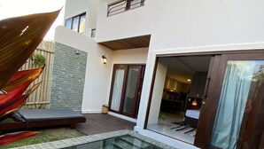 A modern house with a swimming pool, a patio, and a view of the interior. - Zenhousepipa (Tibau do Sul)