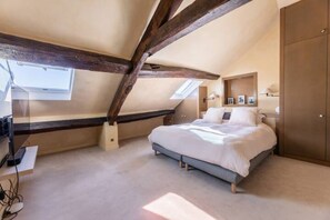 2 soverom, skrivebord, strykejern/-brett og reiseseng for barn