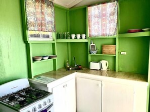 Fridge, microwave, oven, stovetop - Dover Beach Tiny House w kitchen (Oistins)